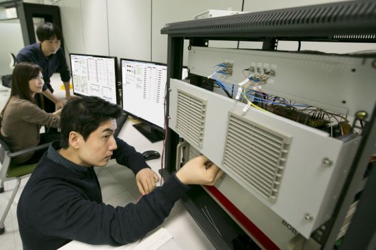▲ KT 직원들이 서울 서초구 우면동 연구소에서 일대다 양자암호통신 시범망을 활용한 기술 테스트를 하고 있다