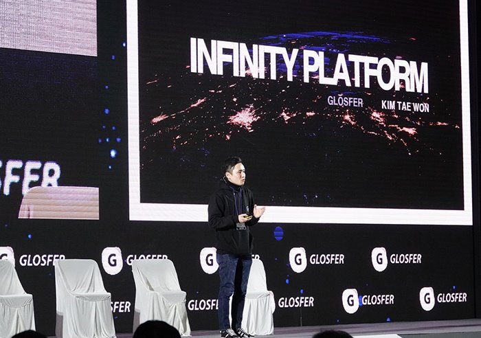 ▲ 글로스퍼 김태원 대표가 인피니티 프로젝트 언팩 이벤트 자체 거래소 오픈을 밝히고 있다.
