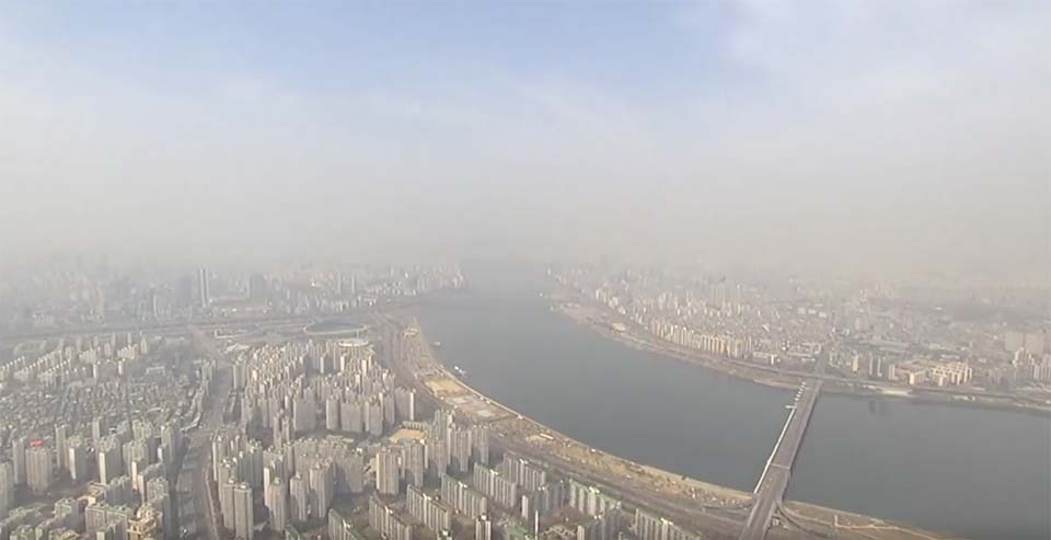 ▲ 미세먼지로 뒤덮인 서울 하늘(방송 캡쳐 화면)
