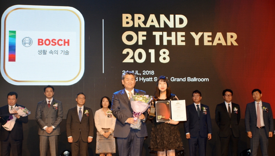 보쉬 전동공구 사업부(사업부문장 박진홍) 홍보 팀장(오른쪽)이 소비자가 직접 뽑은 ‘2018 올해의 브랜드 대상’ 전동공구 부문을 수상 후 기념 촬영을 하고 있다.