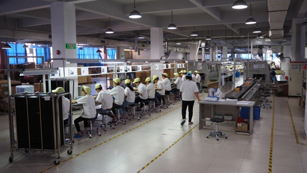 메인보드 제조 공정에서 일하는 직원들의 모습