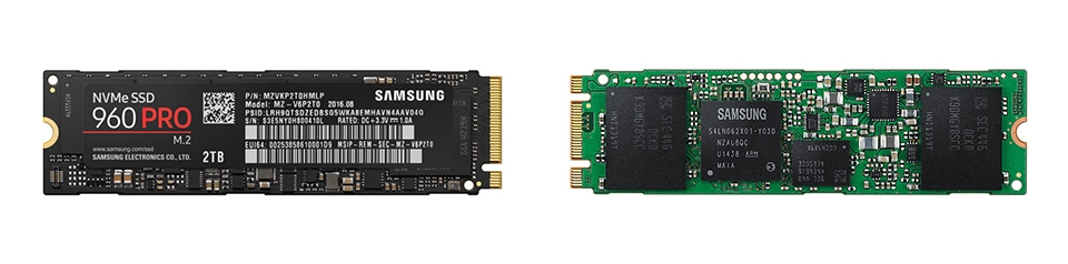 왼쪽이 NVMe SSD, 오른쪽이 일반적인 M.2 SSD다. 사진과 같이 구멍 개수가 다르다.