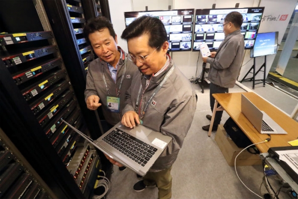 KT 직원들이 서울 동대문디자인플라자에 마련된 ‘남북정상회담 평양 프레스센터’ 지원을 위한 방송·통신장비를 점검하고 있다. [제공: KT]