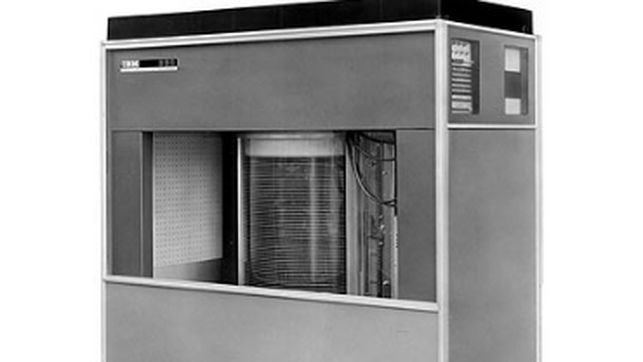 IBM 305 라맥(RAMAC)에 적용된 하드디스크드라이브(1956년) (출처=IBM 홈페이지)