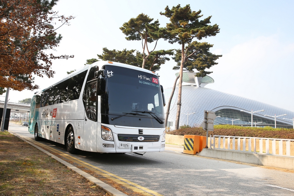 KT 자율주행 버스가 인천국제공항 제1터미널 장기주차장을 지나고 있다. (사진=KT)
