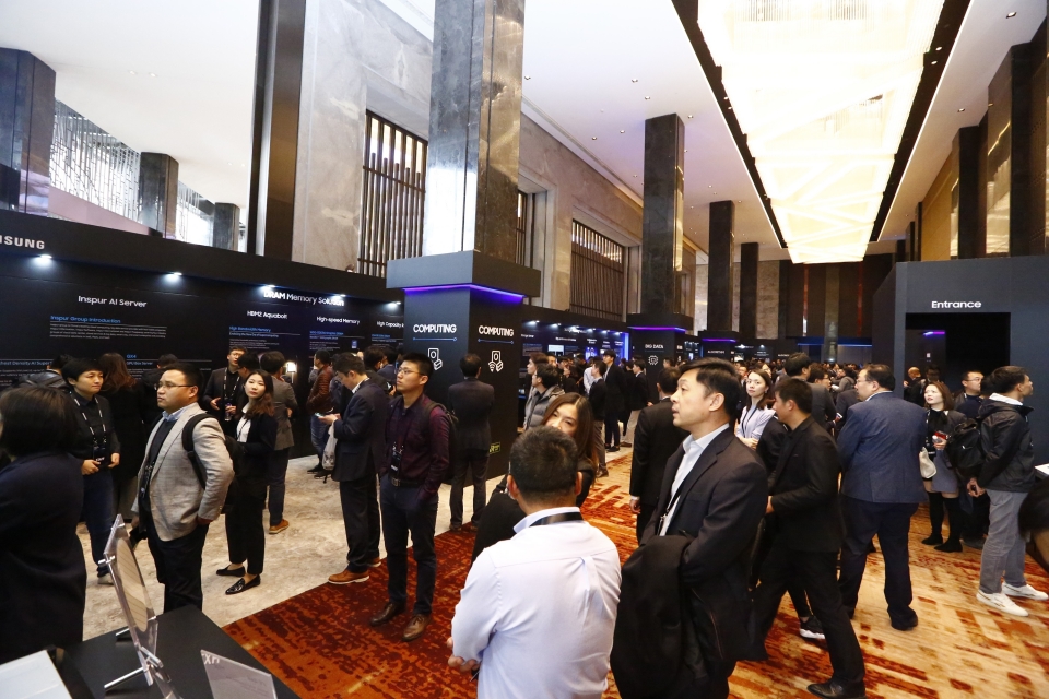 15일 중국 베이징 누오호텔에서 개최된 삼성 미래기술포럼을 찾은 참석자들이 삼성전자의 AI 솔루션을 살펴보고 있다. (사진=삼성전자)