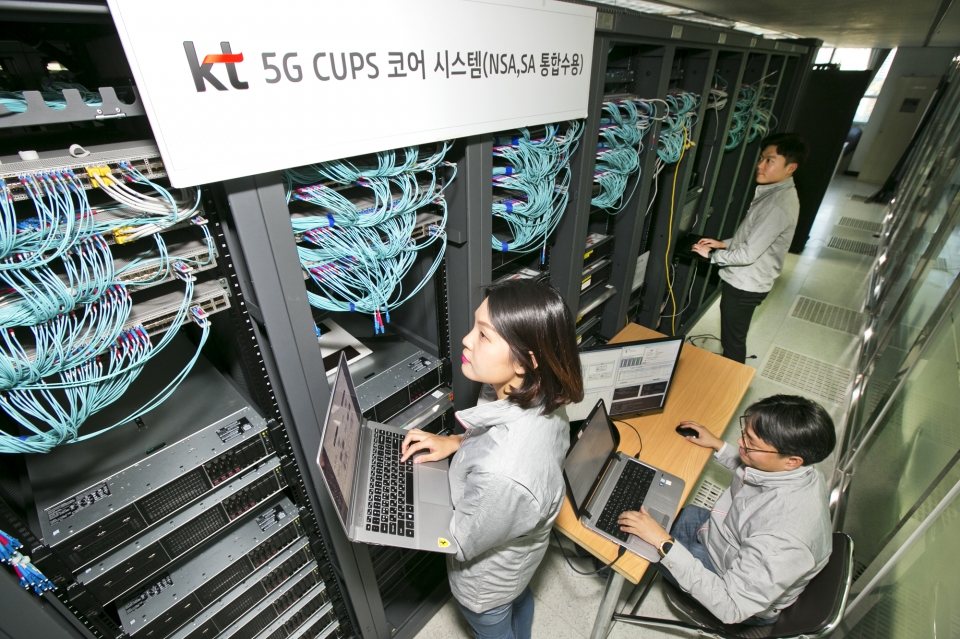 KT 직원들이 CUPS 기술이 적용된 5G 코어장비를 구축완료하고 시험하는 모습 (사진=KT)