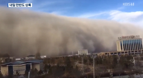 (이건 영화의 장면이 아닙니다. 실제로 중국 간쑤성을 휩쓸고간 높이 100m 모래폭풍이라네요)