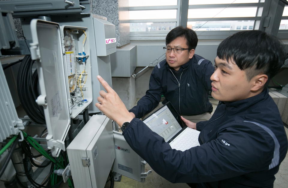 LG유플러스 직원들이 새로 개발된 광선로감시시스템을 시험하고 있다. (사진=LG유플러스)