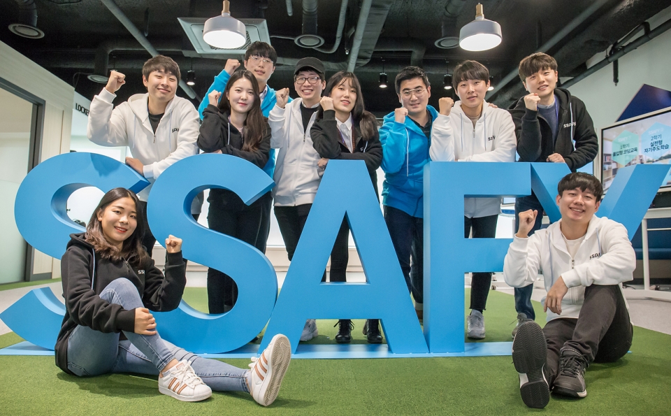 10일 ‘삼성 청년 소프트웨어 아카데미’ 서울 캠퍼스에 입과하는 교육생들이 기념 사진을 촬영하고 있습니다. (사진=삼성전자)