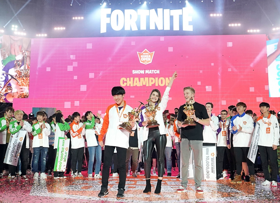 포트나이트 코리아 오픈 2018 쇼매치우승 정신우(맨왼쪽)과 듀오 매치 우승 KittyPlays(가운데)와 Tfue(맨오른쪽) (사진=에픽게임즈코리아)