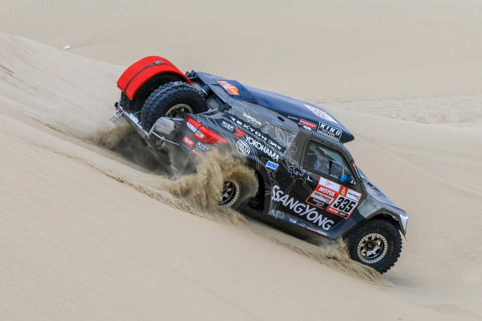 지난 8일 (페루 현지시간) 2019 다카르 랠리(Dakar Rally) 제 2구간(피스코-산 후안 데 마르코나)을 질주하는 쌍용자동차 렉스턴 DKR (사진=쌍용자동차)