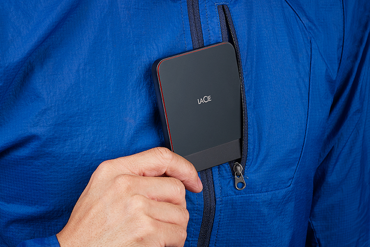 라씨 휴대용SSD는 아웃도어 의류 포켓에 들어갈만큼의 초슬림 디자인을 채택한 점이 특징입니다.