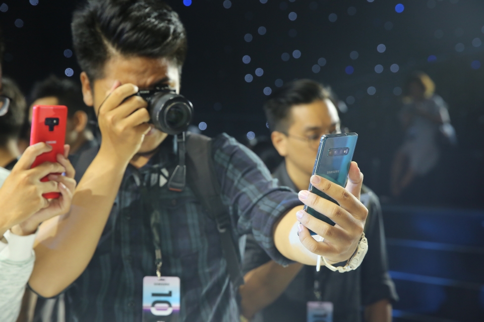 2월26일(현지시간) 베트남 호치민의 대형 행사장인 젬(GEM) 컨벤션 센터에서 미디어, 파트너 등 200여 명을 대상으로 진행된 ‘갤럭시 S10’ 출시 행사에서 참석자들이 제품을 체험하고 있다. (사진=삼성전자)