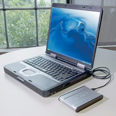 지난 2006년 4월18일 맥스터코리아가 발표한 포터블 스토리지 시장 타깃 소형 외장형 스토리지 솔루션 ‘원터치 III 미니 에디션(OneTouch III, Mini Edition)’