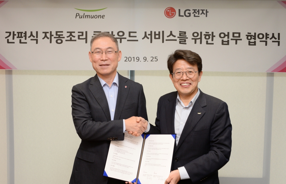 왼쪽부터 LG전자 H&A사업본부장 송대현 사장, 풀무원식품 박남주 대표