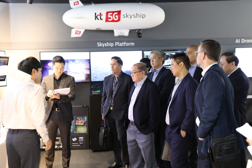 8일 필리핀 통신사 PLDT 그룹 CEO 마누엘 판 길리난(Manuel V. Pangilinan, 왼쪽에서 4번째)이 KT ‘퓨처인(FUTURE-IN)’ 을 방문하여 5G 솔루션을 체험하고 있다.