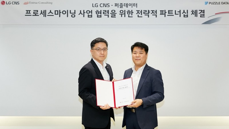 (왼쪽부터) LG CNS 박상균 상무와 퍼즐데이터 김영일 대표가 협약체결 후 기념 사진을 촬영하고 있다.