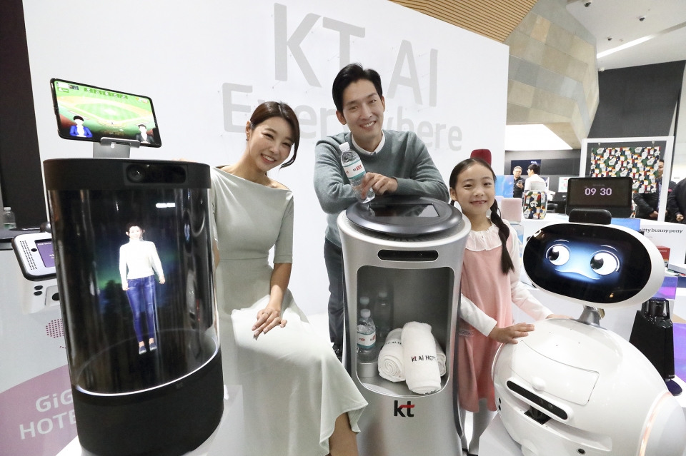 KT 홍보모델들이 KT의 AI 디바이스들을 소개하고 있다. (사진=KT)