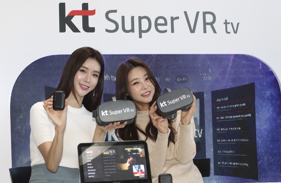KT 홍보 모델들이 ‘슈퍼 VR tv’, ‘UHD 4’, ‘AI 큐레이션’ 서비스를 소개하고 있다. (사진=KT)