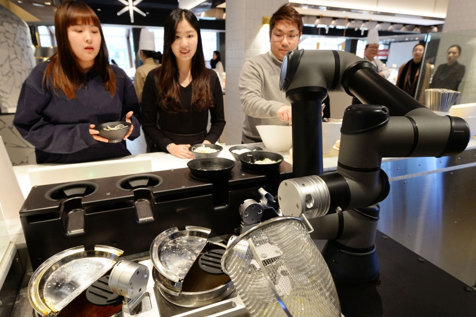 빕스 등촌점에 방문한 고객들이 LG 클로이 셰프봇을 체험하고 있다.