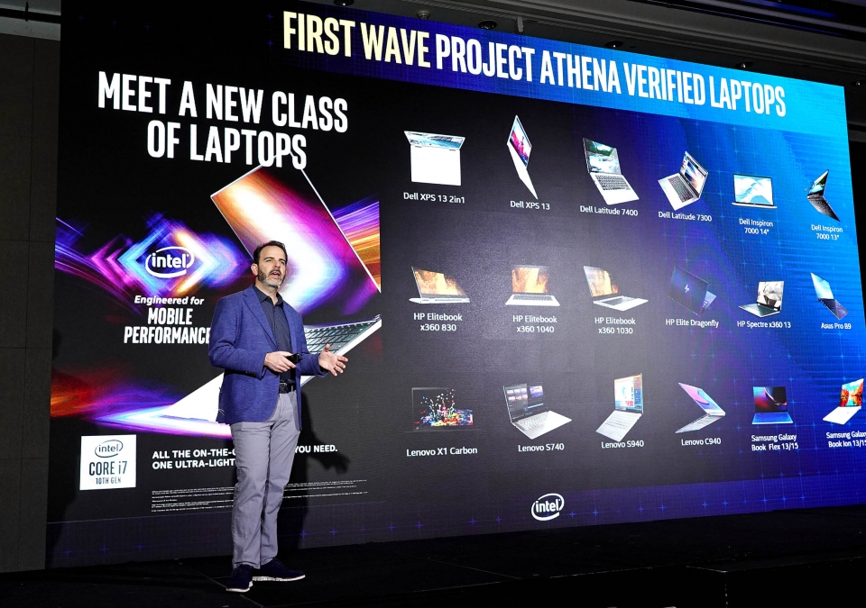 조시 뉴먼(Josh Newman) 인텔 클라이언트 컴퓨팅 그룹 부사장 겸 모바일 혁신 부문 총괄이 노트북의 혁신을 가져오게 한 ‘프로젝트 아테나’에 대해 설명하고 있습니다.