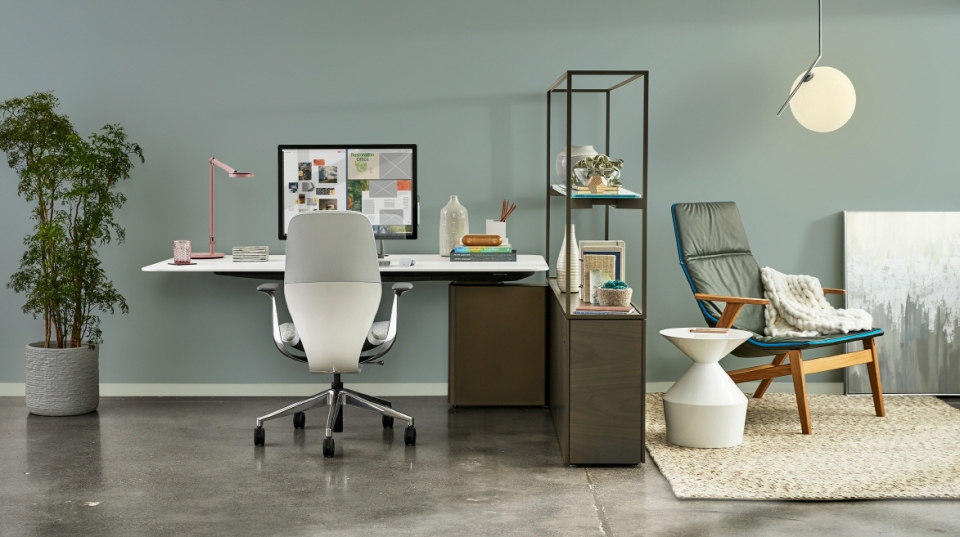스틸케이스가 제안하는 홈 오피스 의자(왼)는 커스터 마이징이 가능한 제품 ‘실큐(SILQ)’