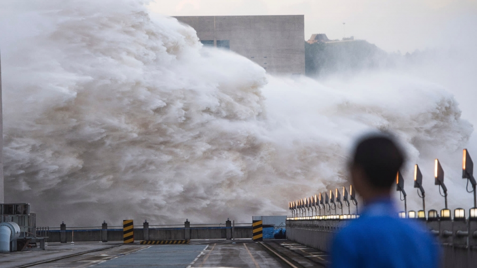 ▲7월 19일 홍수 때문에 물바다가 된 중국 싼사 댐(사진: 중국 신화통신사)