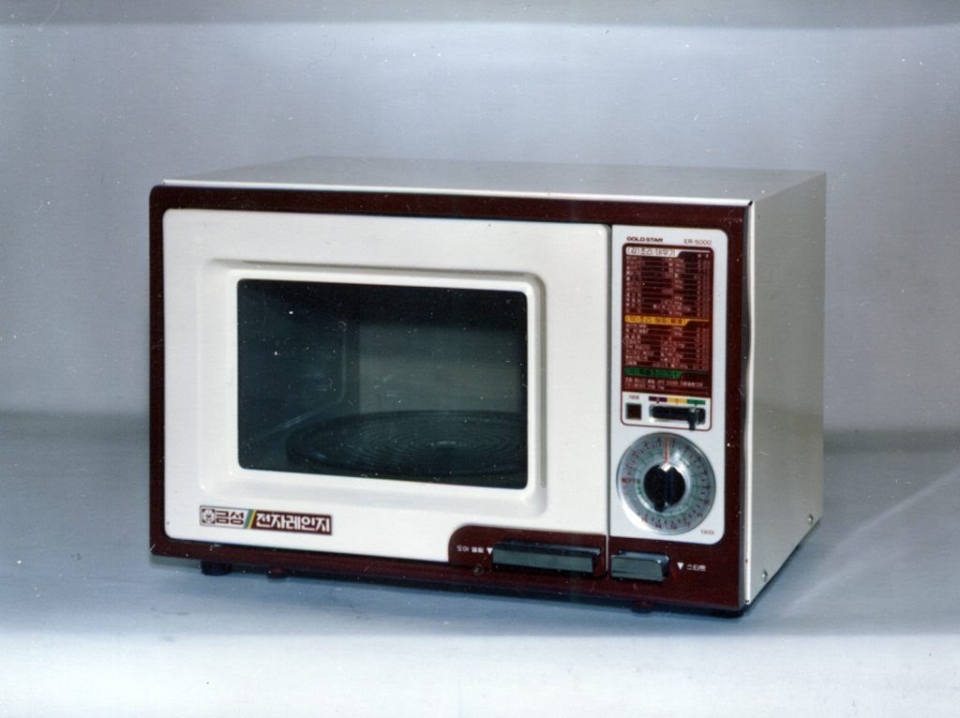 ▲ LG전자가 1981년 국내업계에서 처음 선보인 골드스타 전자레인지