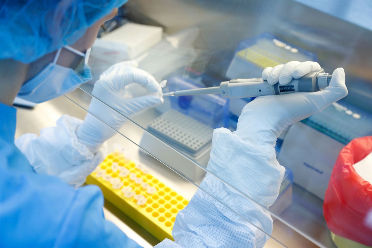 ▲러시아 상트페테르부르크에 있는 실험실에서 백신 샘플을 준비하는 과학자(사진: 로이터 통신)