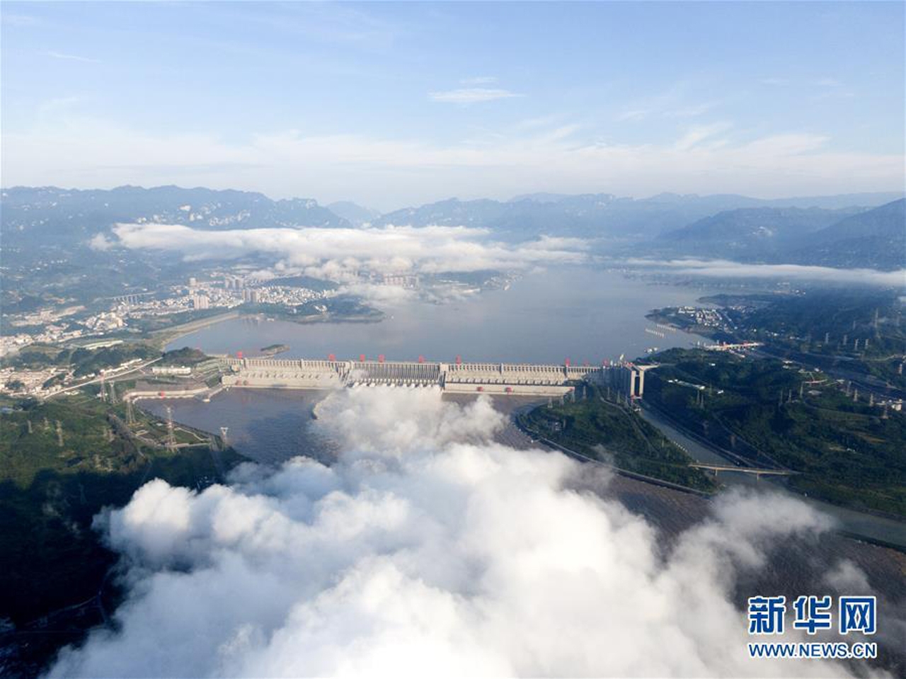 ▲ 연일 엄청난 물을 방류 중인 싼샤 댐(사진: 중국 신화통신)