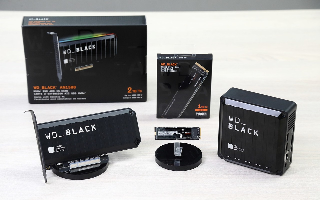 [사진3] WD_BLACK 온라인 간담회_제품 3종 모음(왼쪽부터 WD_BLACK AN1500 NVMe SSD 애드인카드, WD_BLACK SN850 NVMe SSD, WD_BLACK D50 게임 독 NVMe SSD)