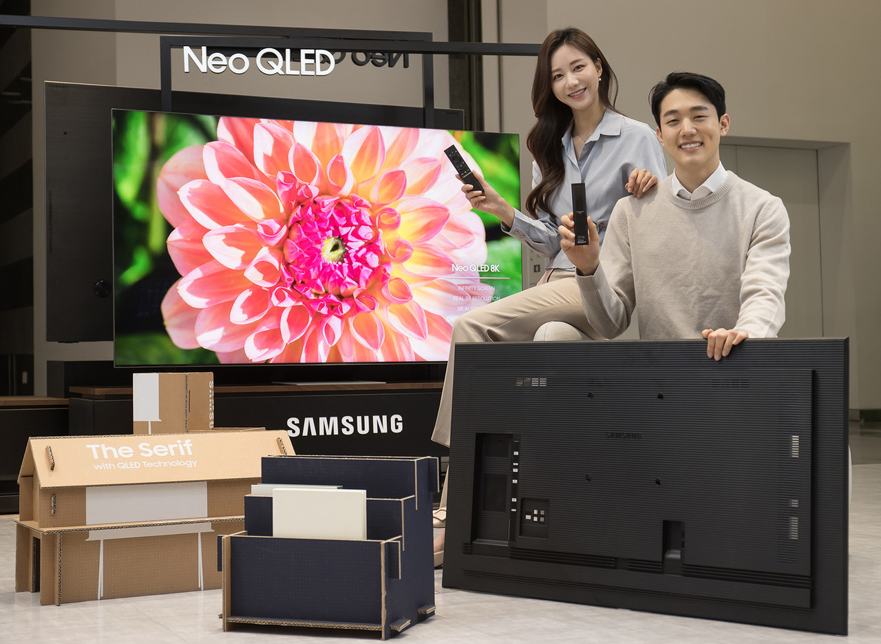 ▲ 삼성전자 모델이 수원 삼성 디지털시티에서 2021년 신제품 Neo QLED TV와 새롭게 적용된 솔라셀 리모컨, 에코 패키지를 소개하고 있다