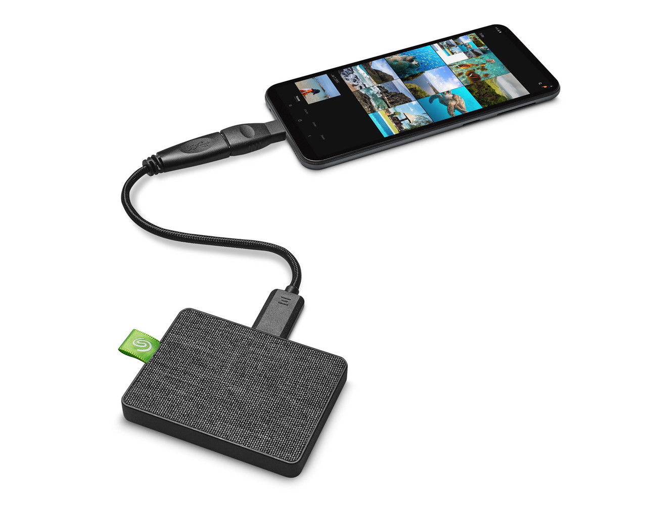 ▲ USB 타입C 케이블로 스마트폰과 연결한 씨게이트 울트라 터치 SSD