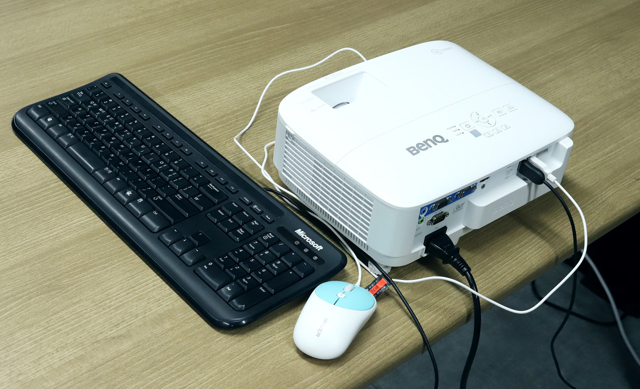 ▲ 유선 키보드 · 마우스는 USB 포트에 연결해서 사용 가능