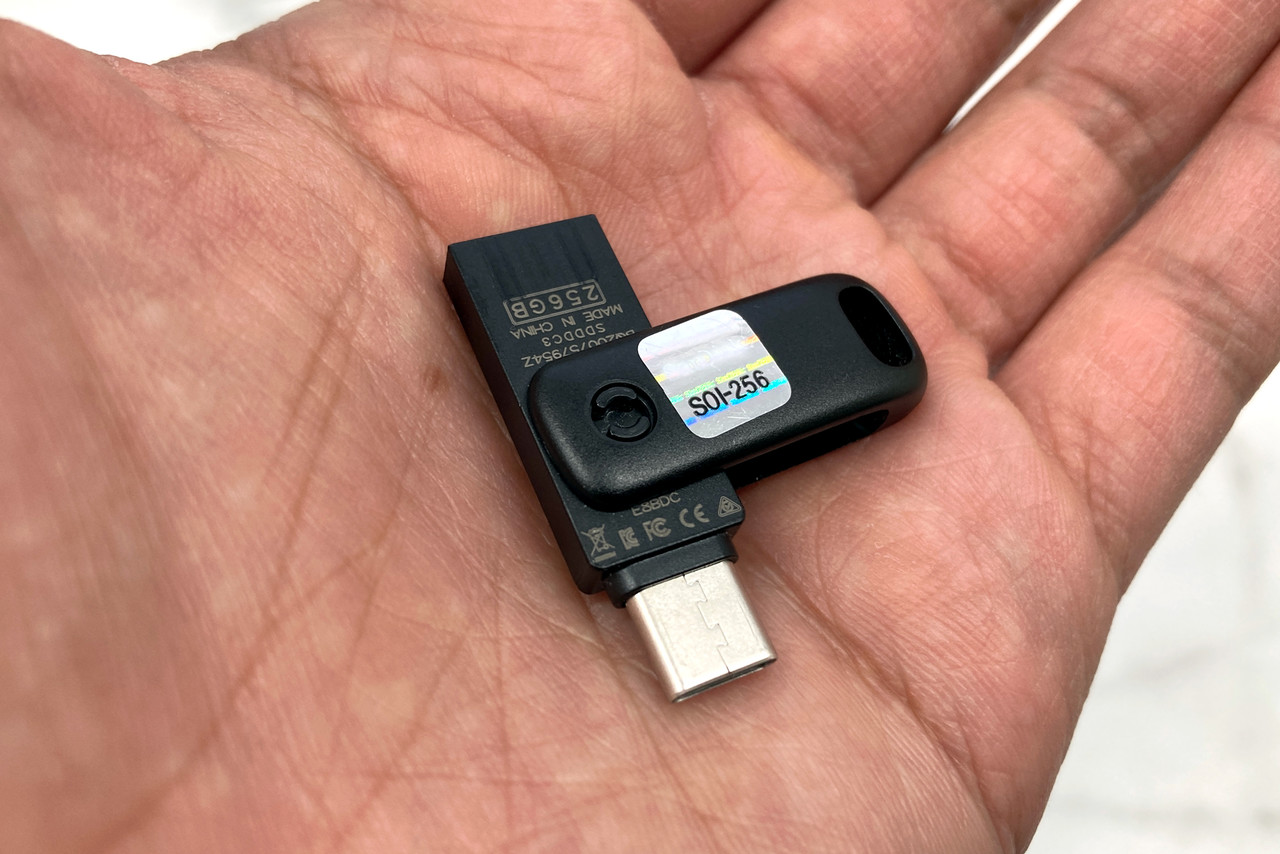 ▲ USB 타입C 커넥터가 있는 USB 메모리는 모바일 기기에도 연결 가능