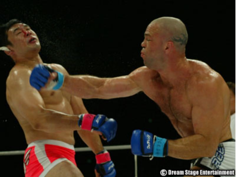 ▲ Pride GP 2003 개막전에서 사쿠라바 카즈시(왼쪽)을 KO시키는 반더레이 실바(오른쪽) (출처: UFC)