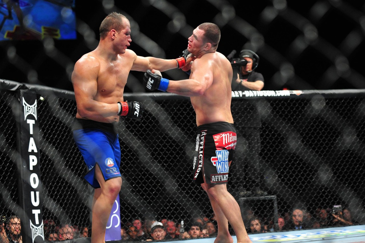 ▲ UFC 166에서 3차전을 끝낸 주니어 도스 산토스(왼쪽)와 케인 벨라스케즈(오른쪽) (사진: 블리처리포트)