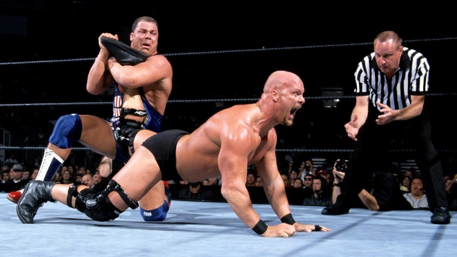 ▲ WWE 선두에 섰던 커트 앵글이 WCW&ECW 연합군의 수장 '스톤콜드' 스티브 오스틴에게 '앵클 락'을 시도하고 있다 (사진: WWE.com)