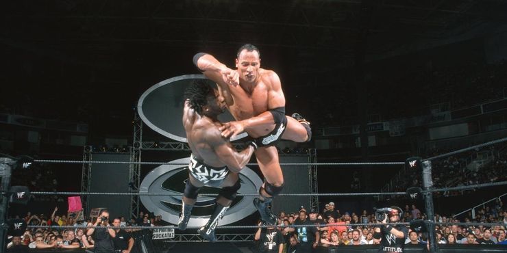 ▲ WWE의 아이콘 '더 락' 드웨인 존슨이 당시 WCW 챔피언이었던 부커 T를 공격하고 있다 (사진: WWE.com)