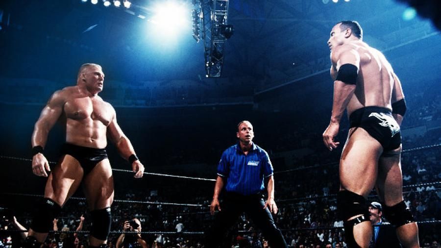 ▲ 데뷔 5개월만에 WWE 챔피언쉽에 도전하는 브록 레스너(왼쪽)과 당시 챔피언 '더 락' 드웨인 존슨(오른쪽) (사진: WWE.com)