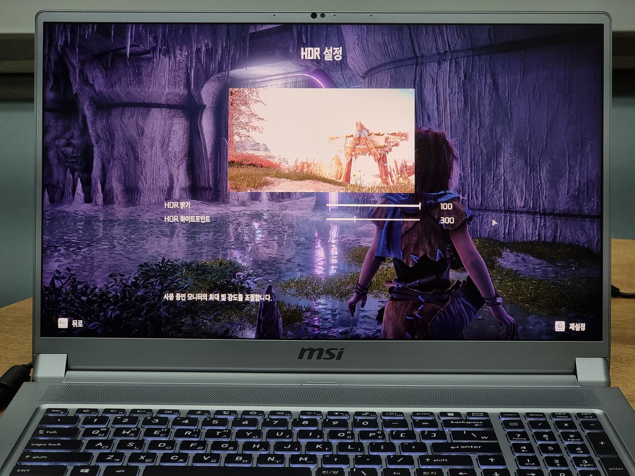 ▲ DisplayHDR1000을 지원하기에 게임에서도 HDR 설정이 가능하다. HDR 밝기를 100으로 설정하면 동굴 내부가 대낮처럼 밝다.