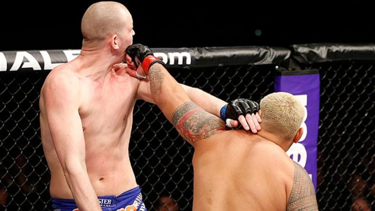 ▲ 만 38세의 나이에도 화끈한 KO를 일궈냈던 마크 헌트(오른쪽) (사진: UFC)