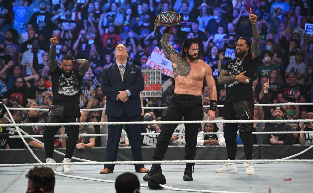 ▲ 현 WWE의 얼굴이자 WWE 유니버설 챔피언 로만 레인즈(오른쪽에서 두 번째) (사진: WWE)