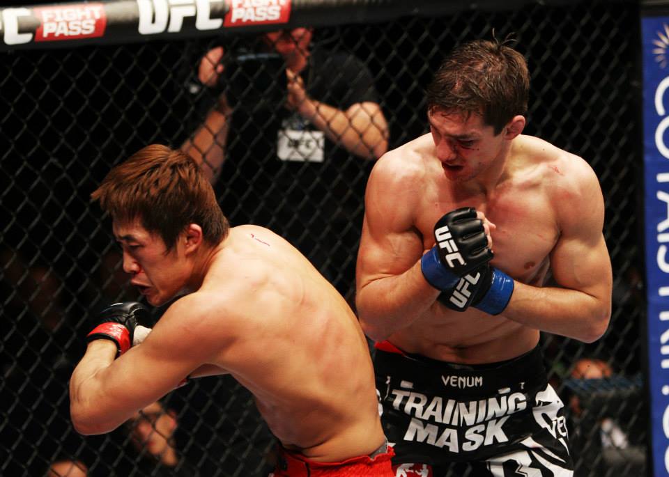 ▲ 존 하서웨이(오른쪽)에게 백 스핀 엘보를 시도하는 김동현(왼쪽) (사진: UFC 페이스북)