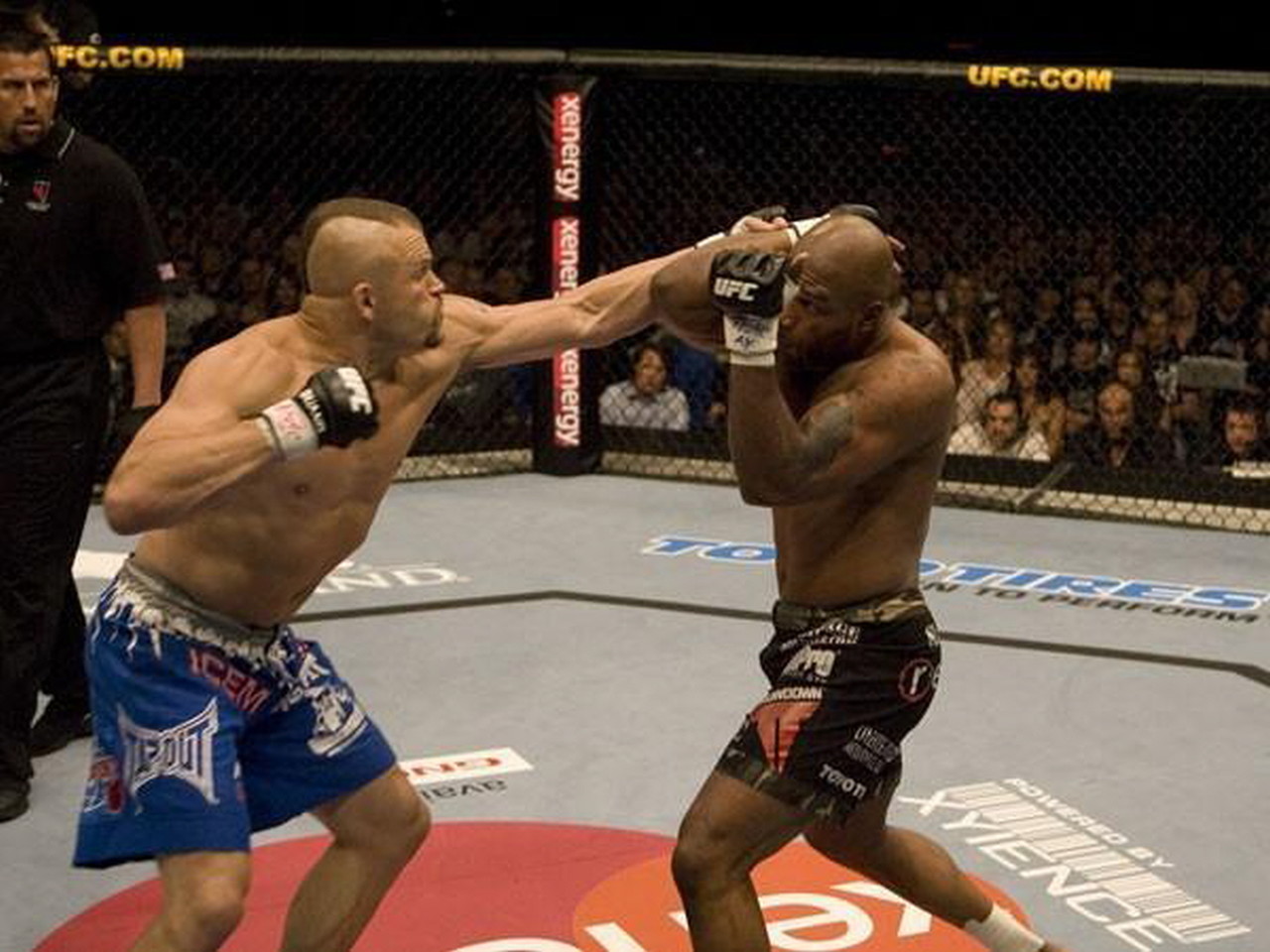 ▲ 퀸튼 '람페이지' 잭슨(오른쪽)은 척 리델(왼쪽) 공격을 더 큰 움직임의 가드로 막아내고 있다, 오픈 핑거 글러브기에 이 정도의 움직임이 필요하다 (사진: UFC.com)