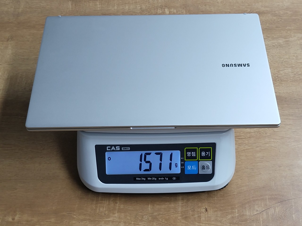 ▲ 무게는 공식 무게(1.59kg)보다 가벼운 1.57kg로 확인된다.