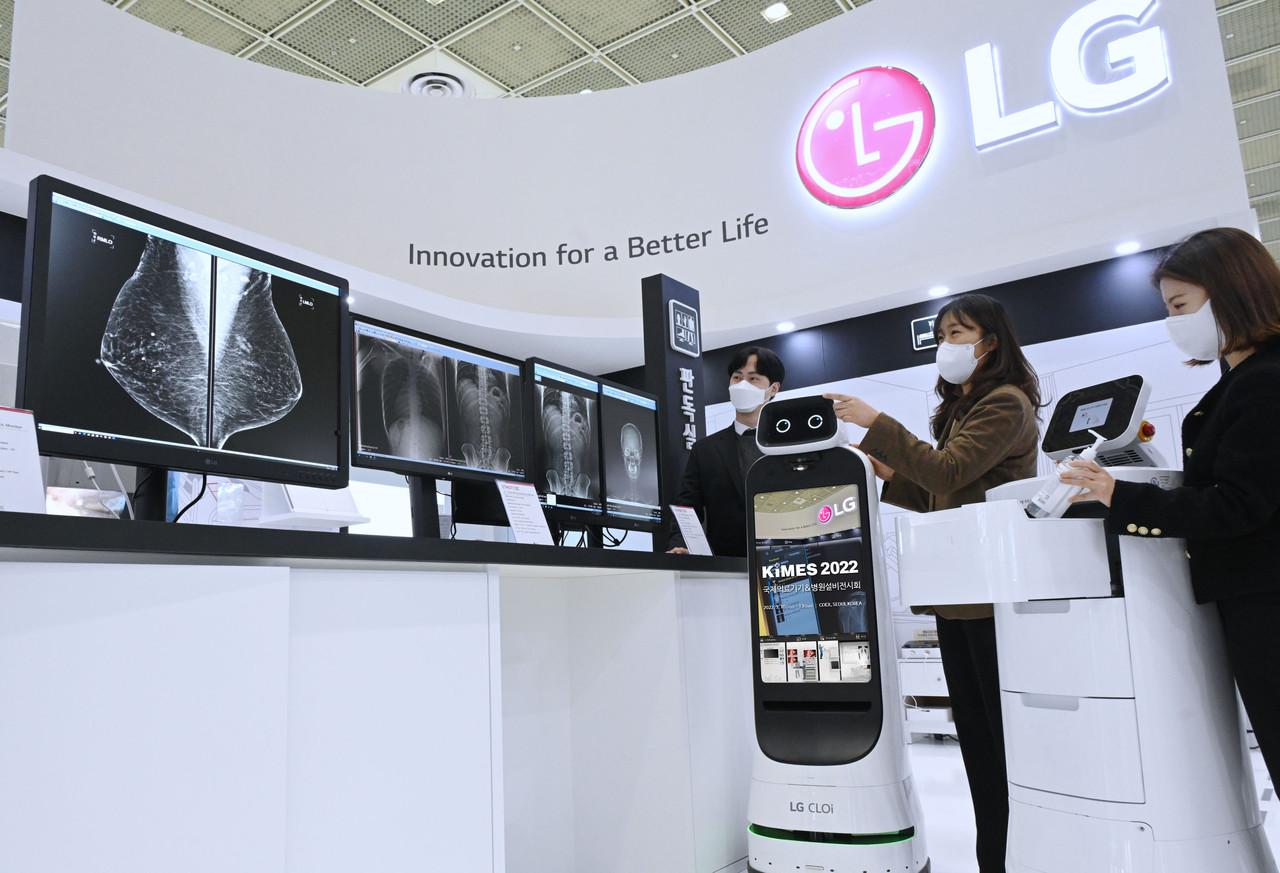 ▲ KIMES 2022 전시장을 찾은 관람객들이 LG전자 의료용 모니터와 비대면 의료 환경에 최적화된 LG 클로이 로봇들을 체험하고 있다