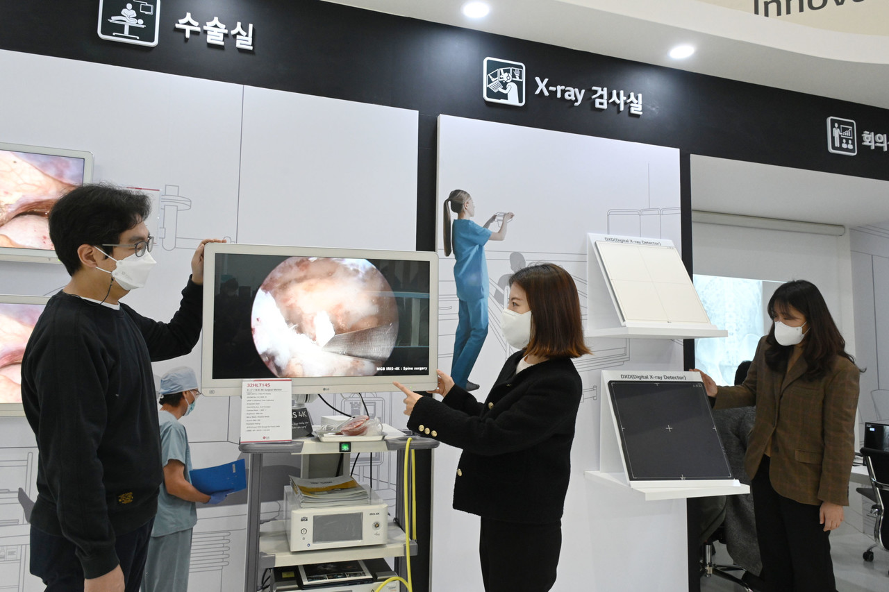 ▲ 관람객들이 실제 수술 영상 시연 중인 LG전자 수술용 모니터와 디지털 엑스레이 검출기를 체험하고 있다