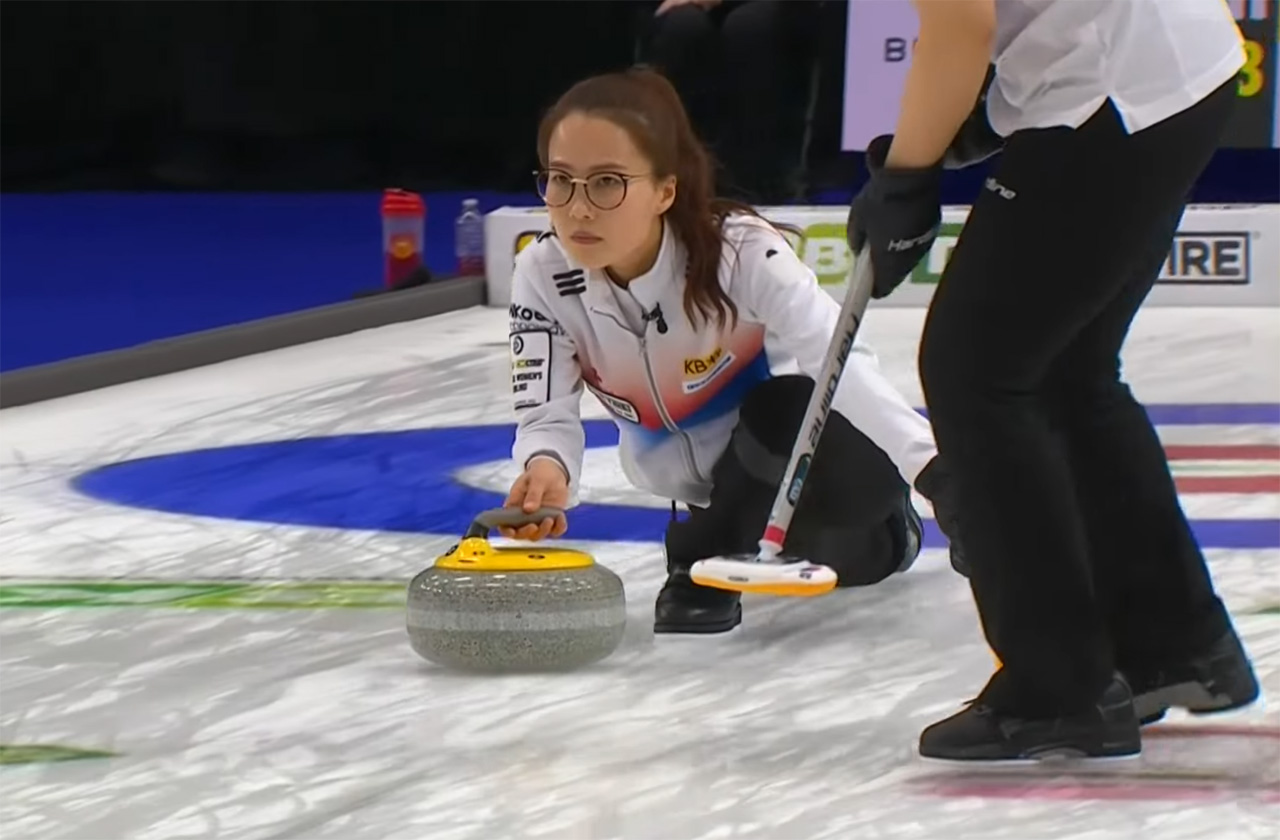 ▲ 결승전에서 스톤을 드로우 중인 김은정 스킵의 모습 (사진=World Curling TV)